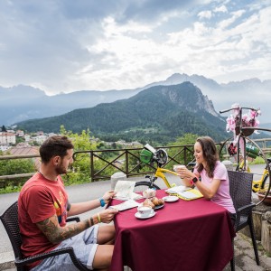 Image of individuals eating on Italian Biking Adventure travel program