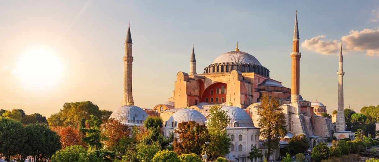 Banner image promoting Getaway to Istanbul travel program