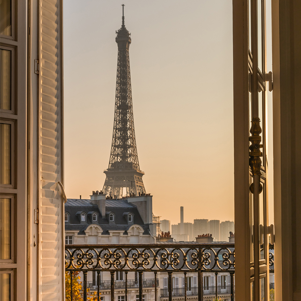 Balcony with view of Eiffel Tower / Photo credit: Karen Mandau-stock.adobe.com
