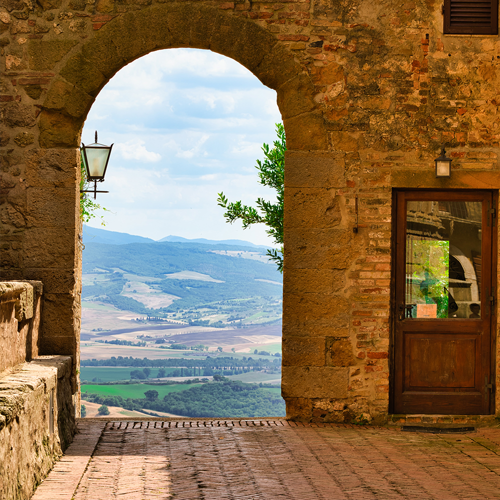Photo Credit: Pixelshop – stock-adobe.com / Pienza Doorway