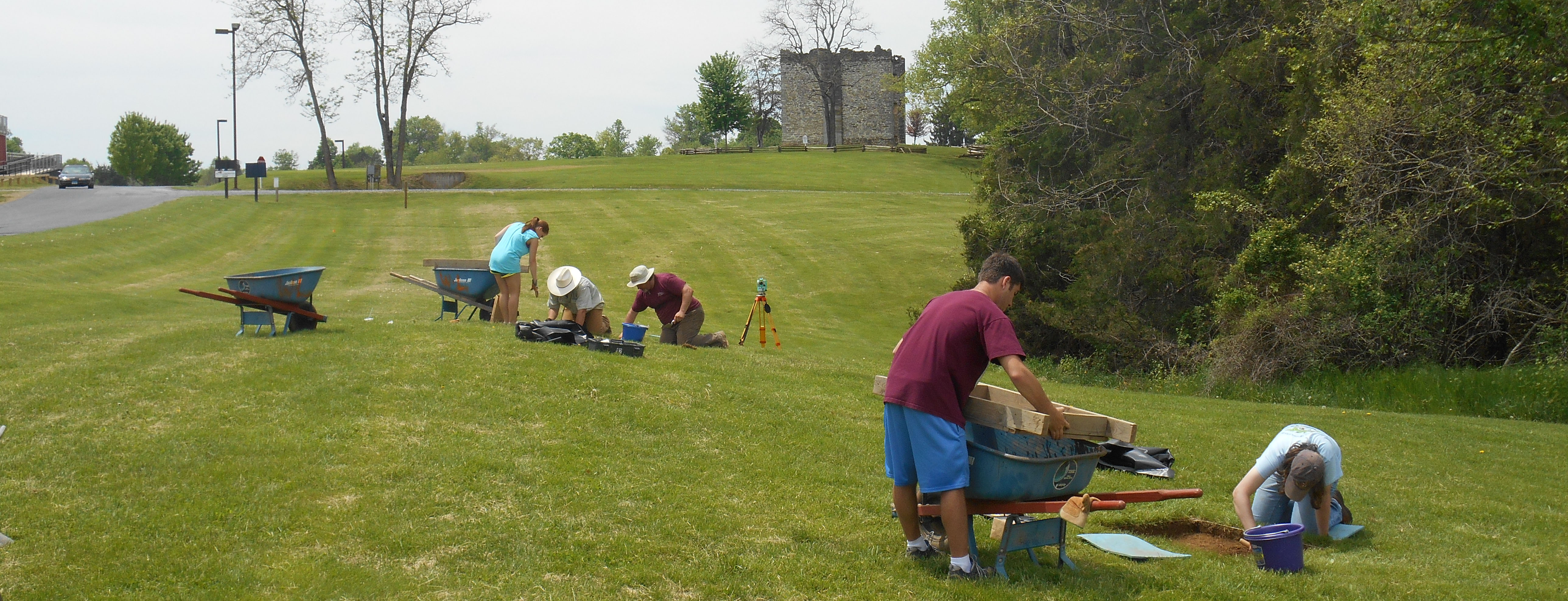 W&L students excavating at Liberty Hall during the Spring-Term field methods class in 2014.
